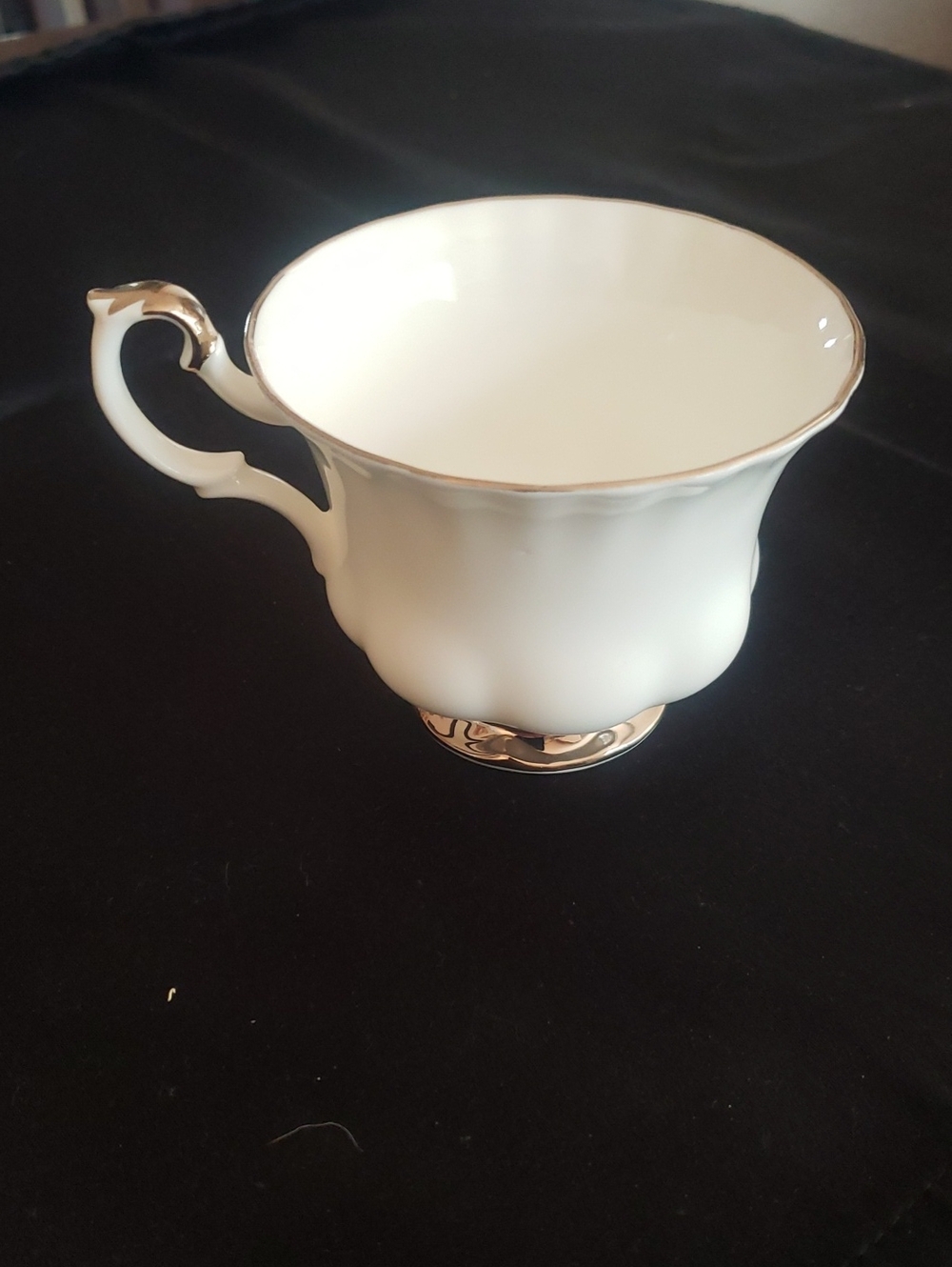 Royal Albert Chantilly teacup, a beautifully minimalist vintage